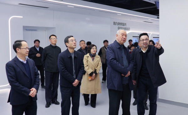 周国富率浙江大学校友代表团考察托普云农