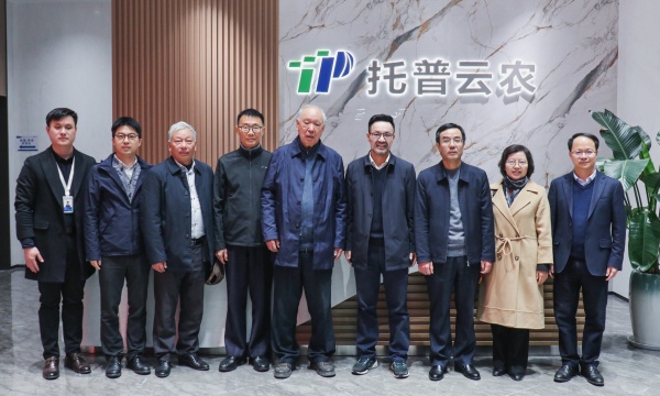 周国富率浙江大学校友代表团考察托普云农